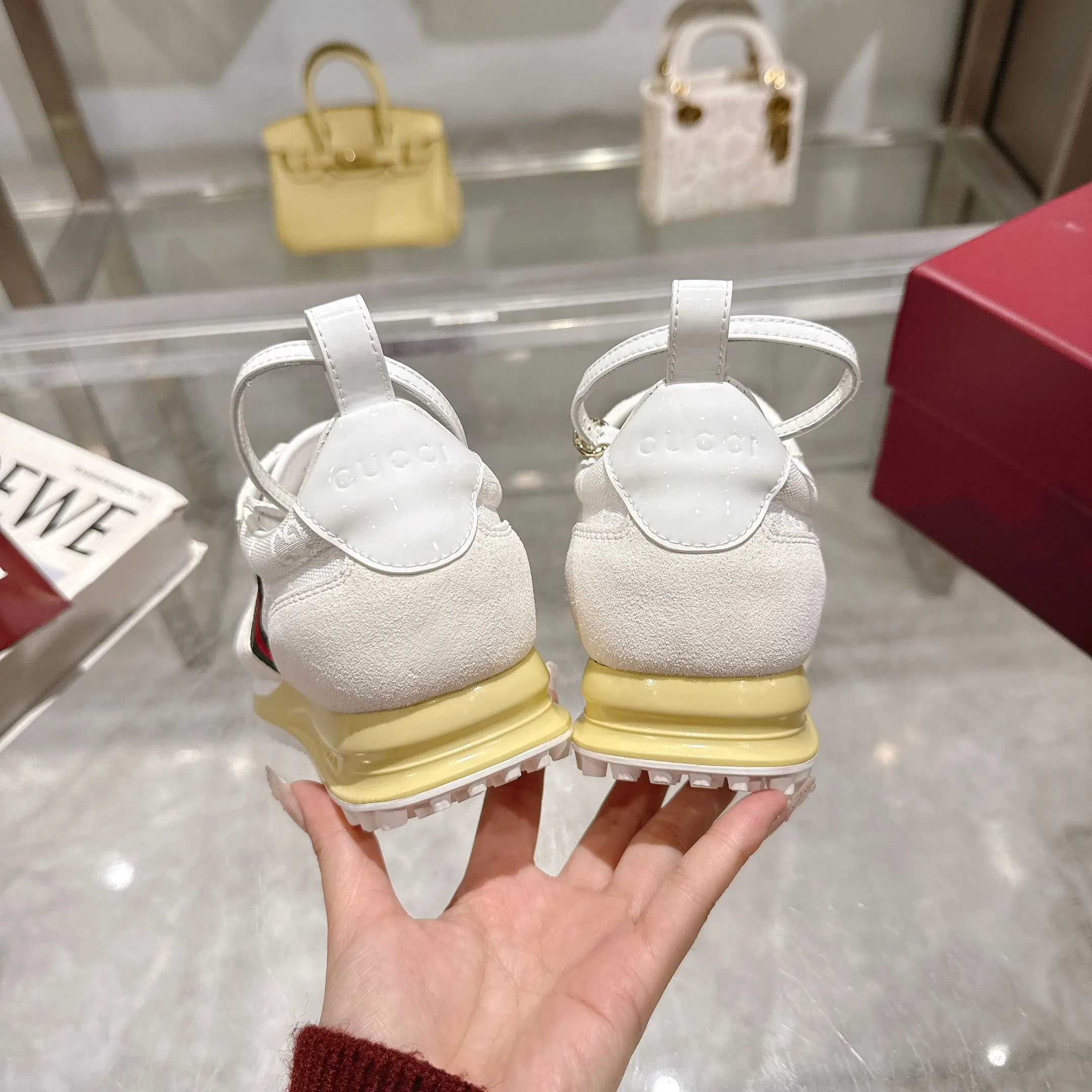 👟👟Ex-factory price 640👟👟 2025 dynamic item👍Light and flexible outsole has been specially treated🌹Permeated with a strong retro style💋Removable and adjustable ankle strap. 👌The tongue is decorated with a 3D Gucci logo created by high-frequency embossing technology❤The fabric lining is comfortable👏Breathable👏Ultra-light vacuum foam sole, very lightweight🍎Size 35-40, fully packaged